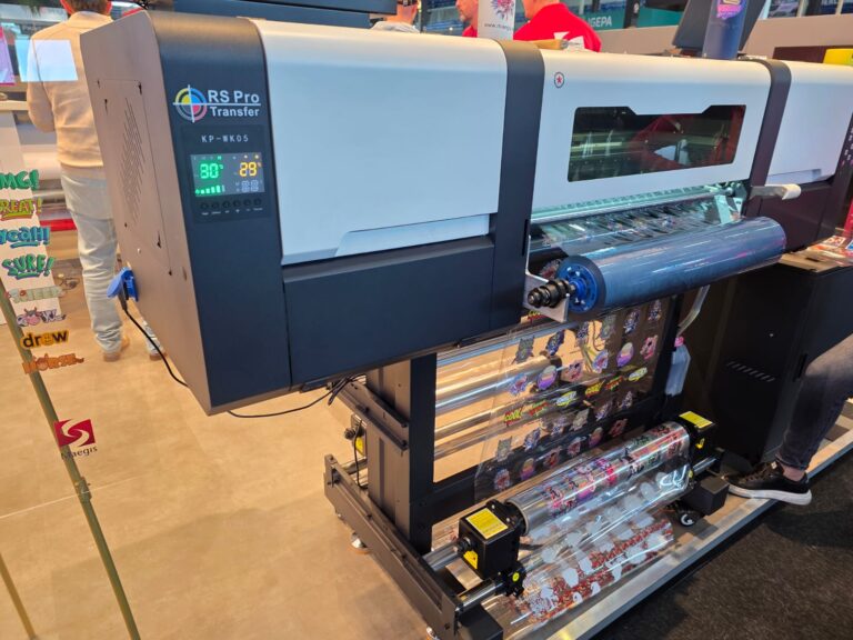 DTFFABRIEK.NL Schaft Nieuwe DTF UV Printer aan op Visualize Expo!